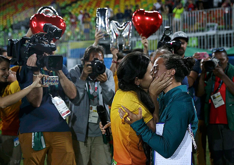 Бразильская регбистка Исадора Церулло сразу после матча сделала предложение своей партнёрше по команде Марьори Эниа.