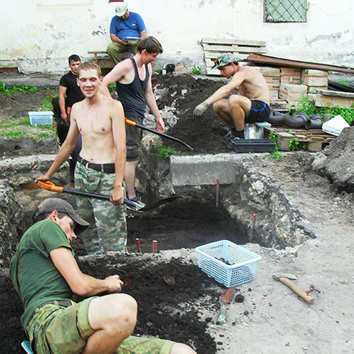 В усадьбе Зворыкиных в Муроме нашли старинное кладбище - KP.RU