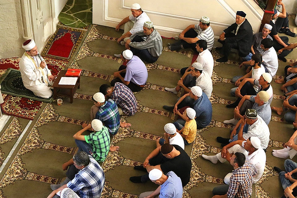 Мусульмане во время намаза в мечети Джума-Джами, Евпатория, Крым. ФОТО Алексей Павлишак/ТАСС