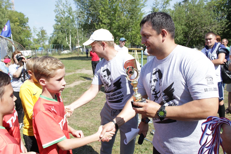 Депутат Дмитрий Дамаев (справа) награждал победителей и призеров турнира.