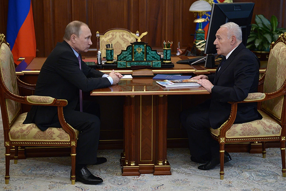 Президент России Владимир Путин и губернатор Магаданской области Владимир Печеный во время встречи в Кремле. Фото: Алексей Никольский/ТАСС