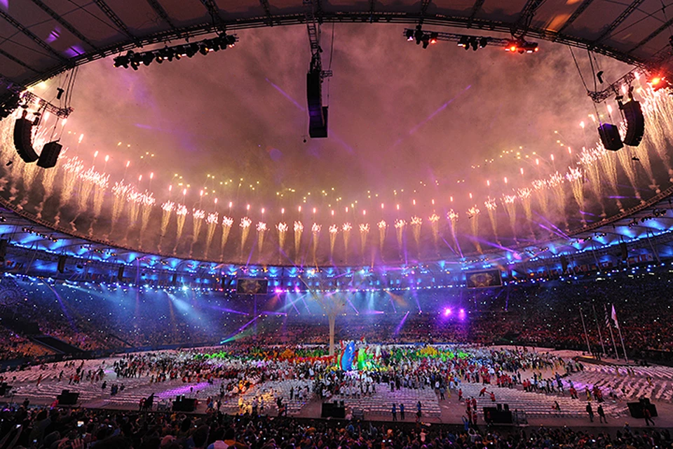 Огонь Олимпиады гасили под искусственным дождём
