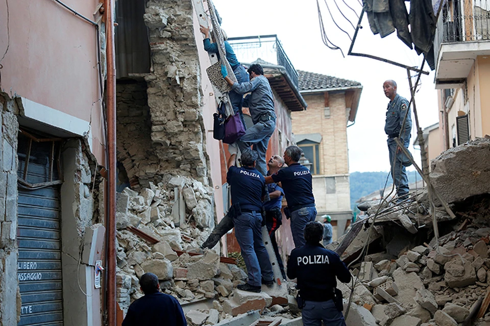 В наиболее пострадавшем от стихии городе Аматриче практически полностью разрушена центральная часть