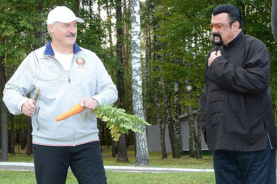Лукашенко угостил Стивена Сигала холодником, салом и морковкой с грядки. Фото: БелТА.