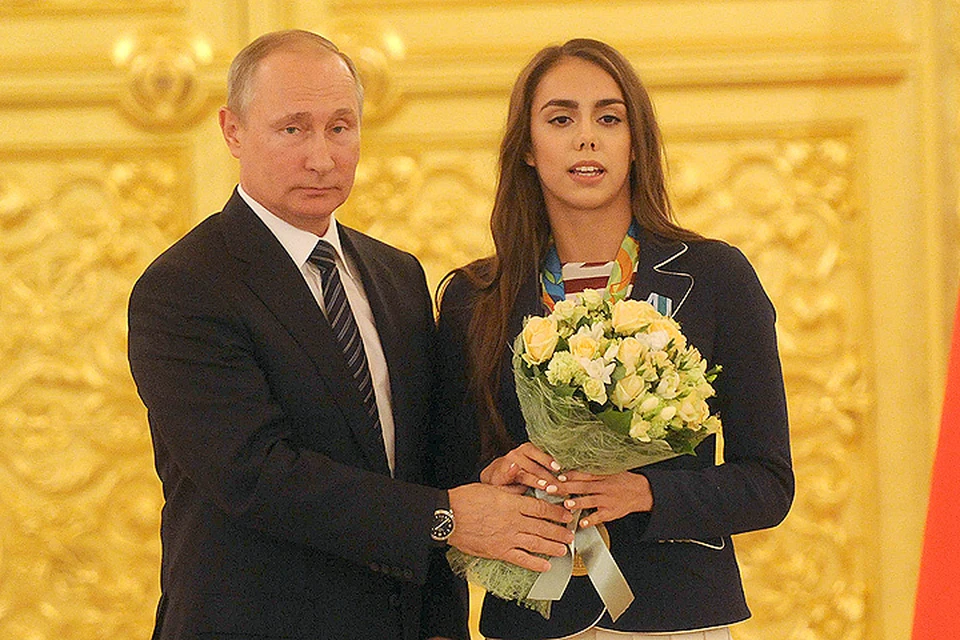 Владимир Путин и Маргарита Мамун, завоевавшая золотую медаль в соревнованиях по художественной гимнастике в индивидуальном многоборье.