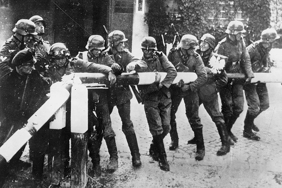 1 сентября 1939 года, немецкие солдаты демонтируют польский пограничный шлагбаум. ФОТО ASSOCIATED PRESS/FOTOLINK