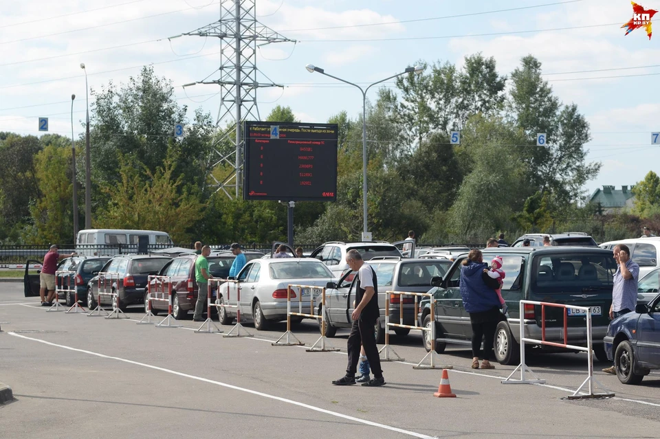 На погранпереходе на белорусско-польской границе в Бресте впервые в стране заработала электронаная очередь. Фото: Александр КОВГАНКО.