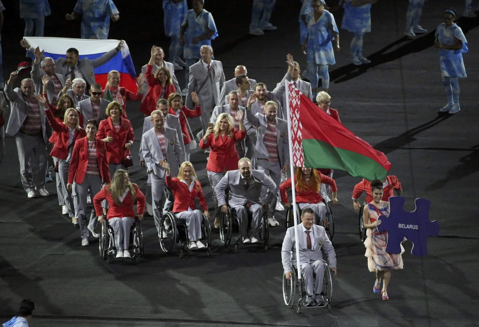 Спортсмены из Белоруссии все-таки пронесли российский флаг по стадиону Маракана