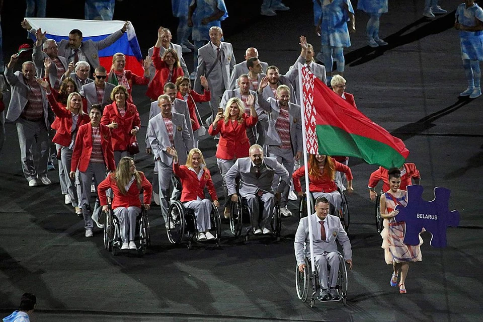 Белорусская делегация не побоялась санкций МПК и вместе со своим национальным флагом вынесла на церемонию открытия Паралимпиады российский триколор.