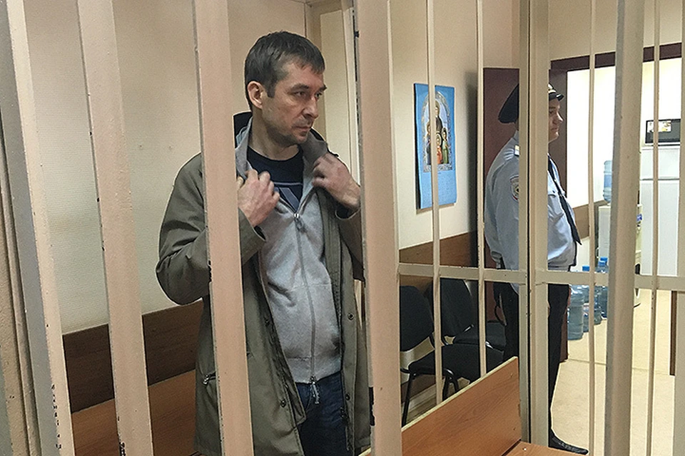 Дмитрий Захарченко в помещении суда.