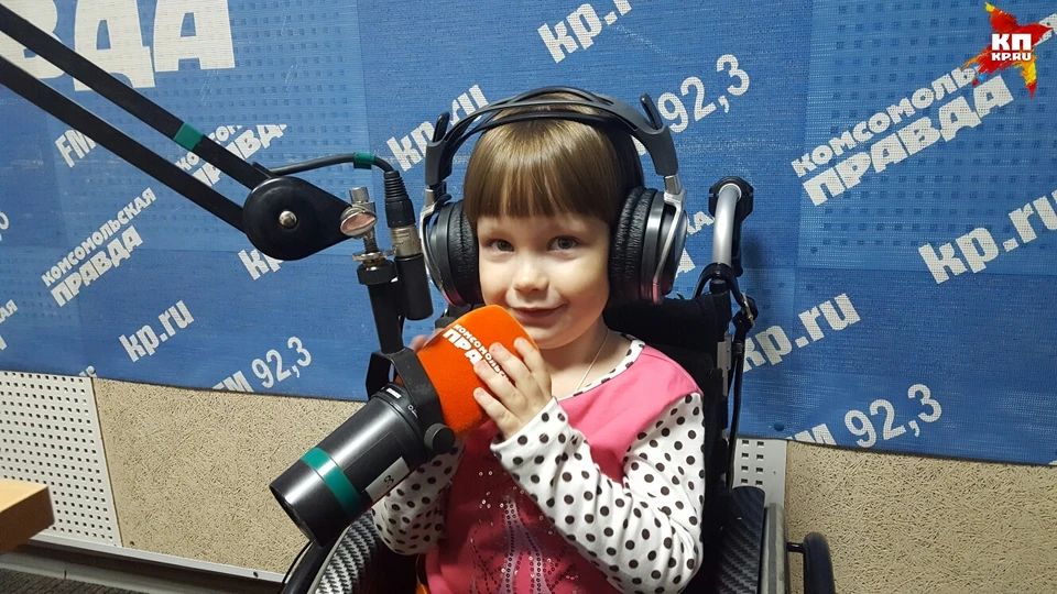 Трехлетняя девочка из Екатеринбурга учит китайский язык, чтобы отправиться на лечение в Поднебесную Фото: Инна Боева