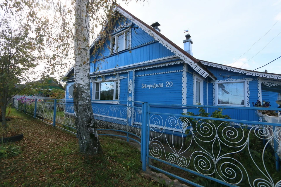 Дом Поповых очень похож на сказочный теремок в деревянных кружевах.