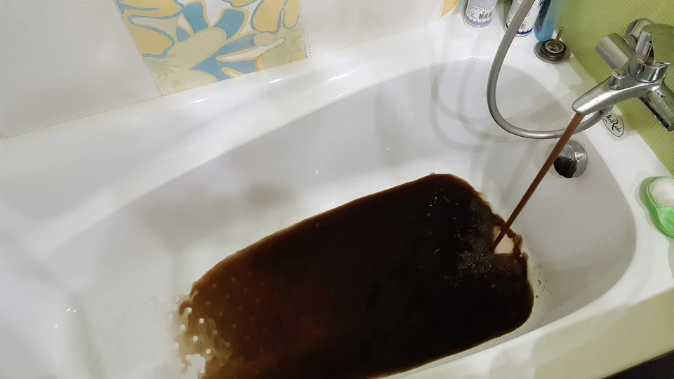 Жителей Ноябрьска возмутила коричневая вода из-под крана Фото Ивана Алексеева