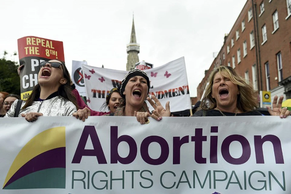 Примерно 30% стран разрешают аборты по социальным или экономическим причинам