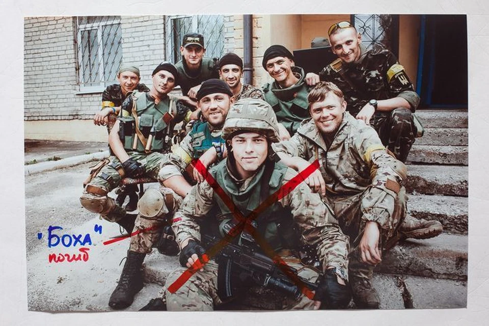 Работы белорусского фотографа испортили краской из баллончика. Фото: Александр Васюкович.