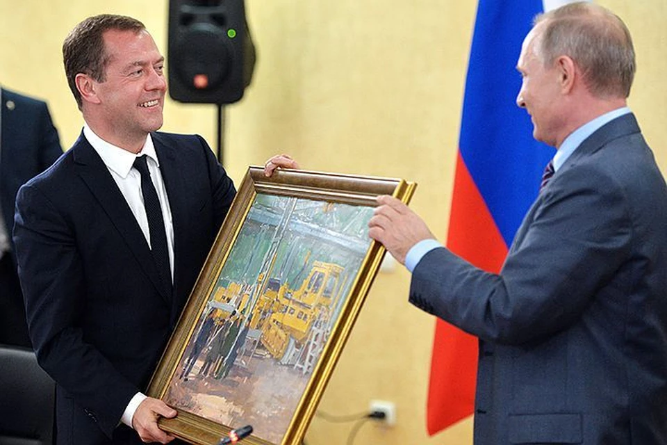 Президент вручил Медведеву на день рождения картину. На рыбалку они вместе ездили недавно. И вообще, в последнее время демонстрируется: тандем нерушим. Фото: Алексей Дружинин/ТАСС