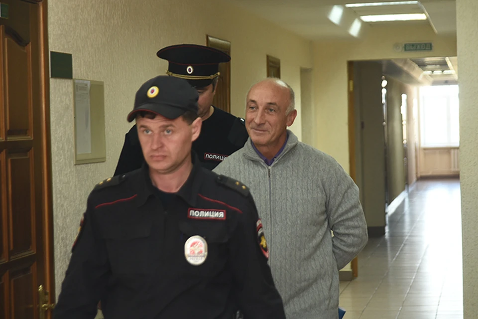 Несмотря на непрекращающиеся вспышки фотокамер, арестованный Меренков не скрывал улыбки. ФОТО: К. Максимов