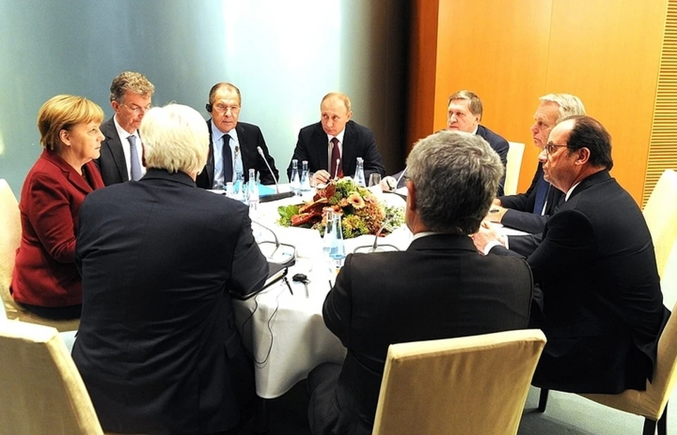 Обсуждение Минских договоренностей продолжалось пять часов, после чего президент Украины Петр Порошенко покинул зал. Фото: kremlin.ru