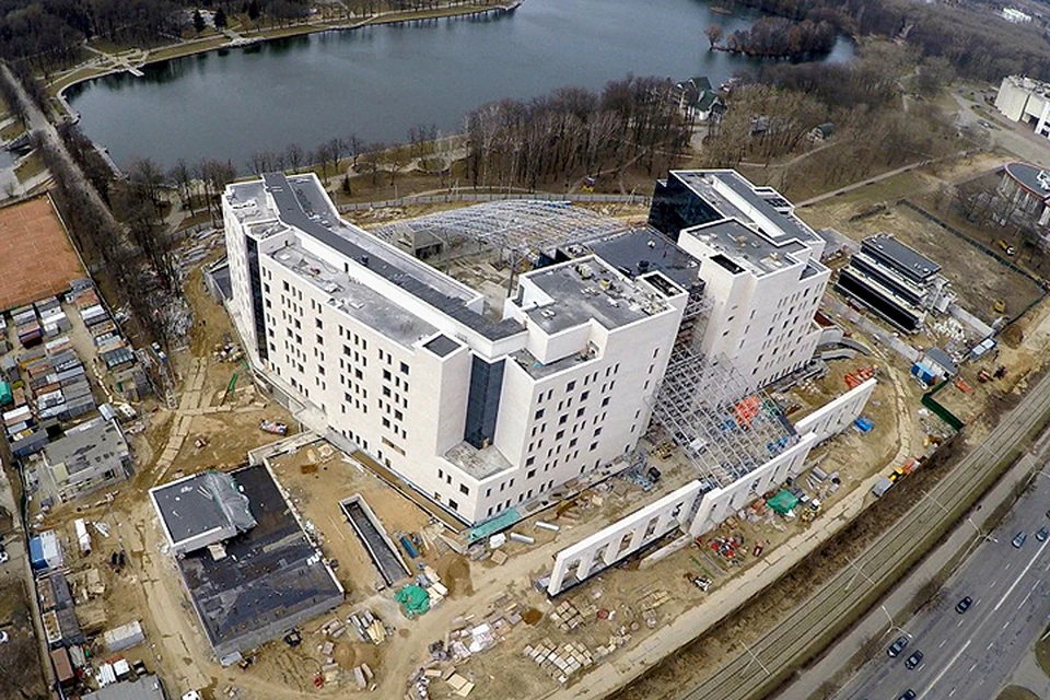 Недостроенный отель Hyatt на берегу Комсомольского озера идет с молотка. Фото компании "Исакидис Гранитес".