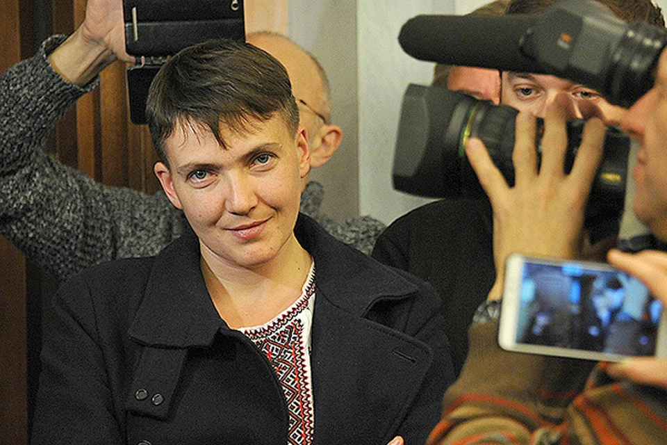 Надежда Савченко и российские журналисты в зале заседаний Верховного суда РФ.