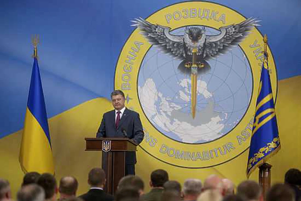 Выступление Порошенко и представление нового начальника проходило на фоне задника, на котором красовалась новая эмблема Военной разведки Украины