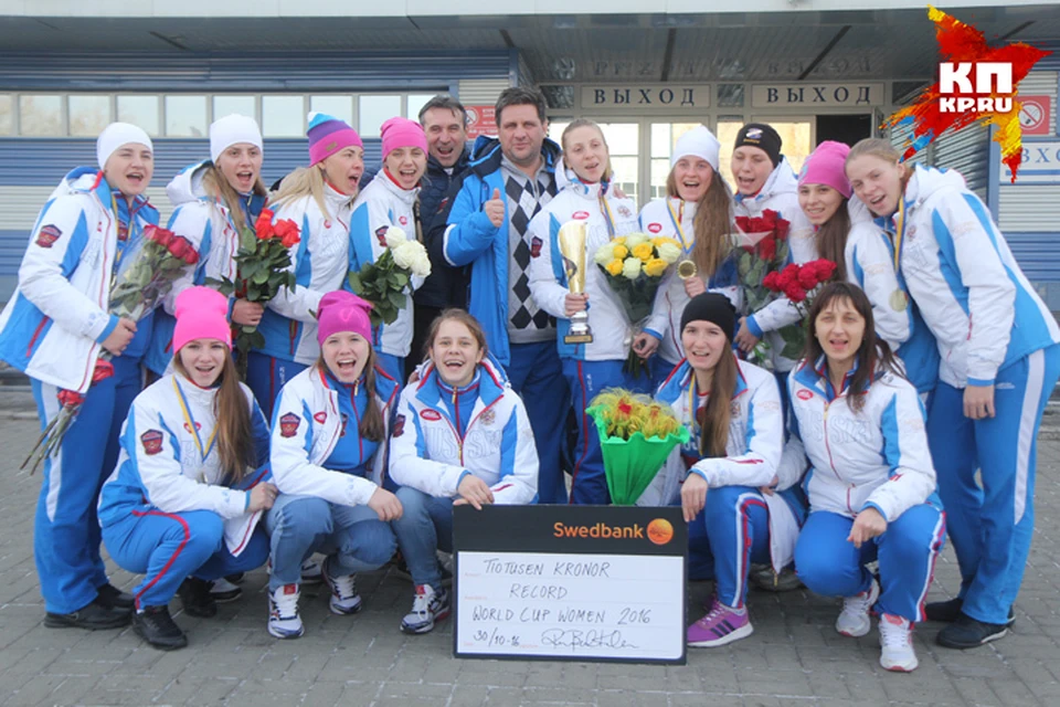 Хоккеистки с чеком на 10 тысяч крон, который команде вручили организаторы. В переводе на рубли это 75 тысяч рублей.