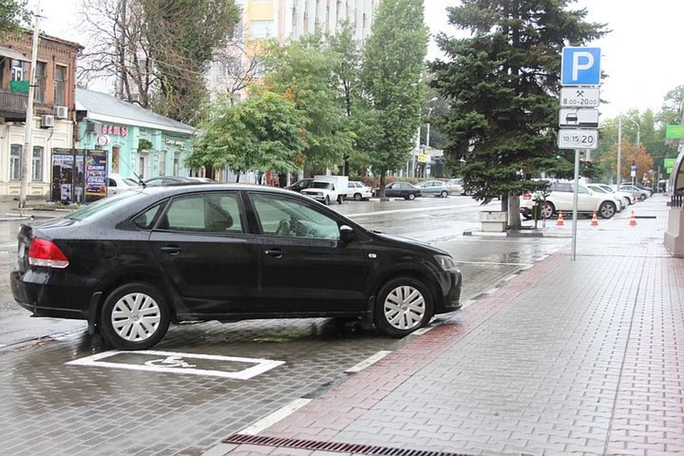 Пустых мест для стоянки в центре сегодня - полным-полно, все машины во дворах.