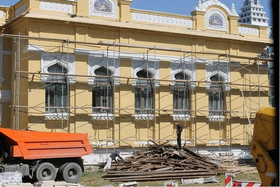 В ходе реставрации строители должны были воссоздать доломитовую кладку цоколя по периметру здания. Фото: http://www.kislovodsk-kurort.org/