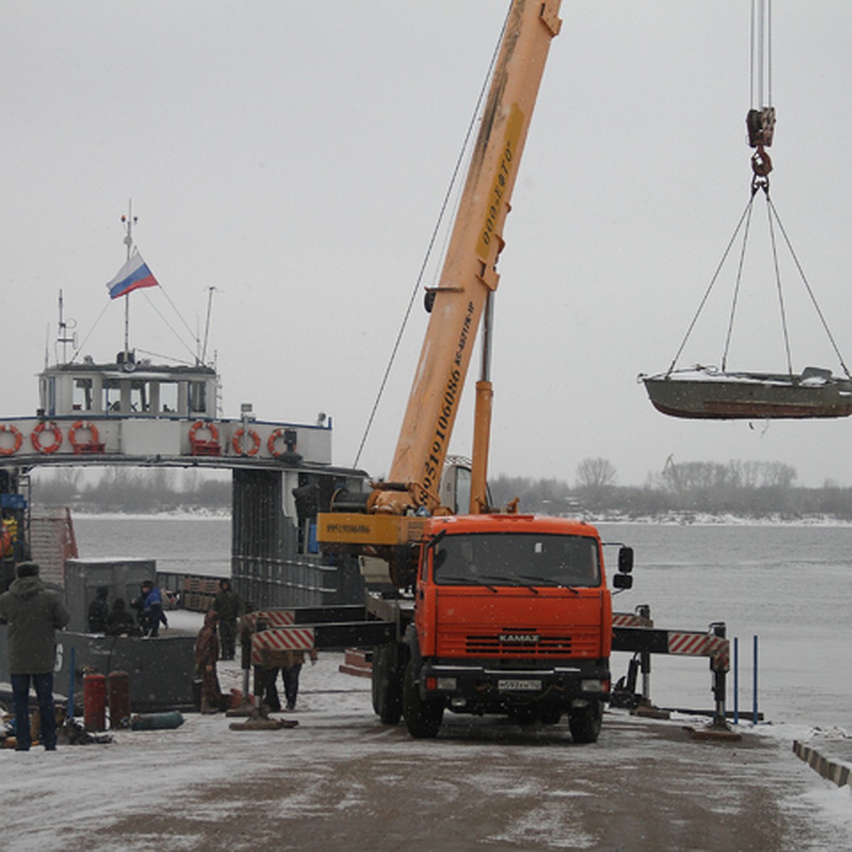 Паромная переправа завершила свою работу в Нижнем Новгороде - KP.RU