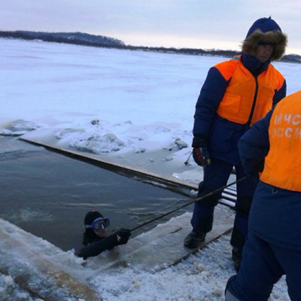 В Хабаровском крае машина ушла под лед, есть погибшие - KP.RU