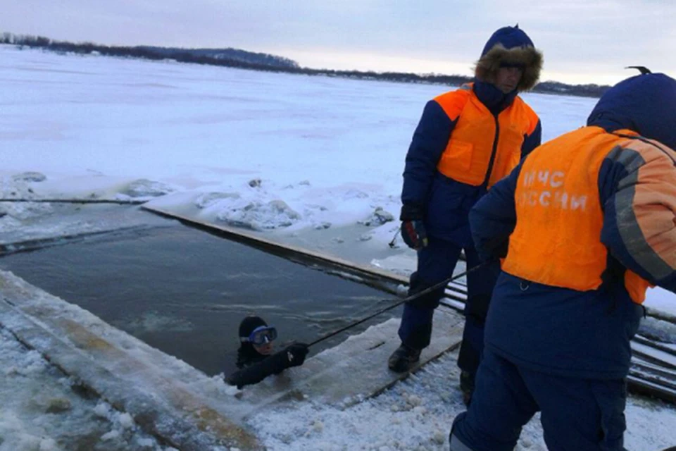 В Хабаровском крае машина ушла под лед, есть погибшие