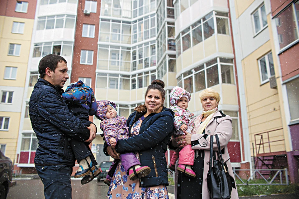 Новые жилые комплексы - это не только удобные квартиры, но и обустроенные дворы, где можно гулять всей семьей.
