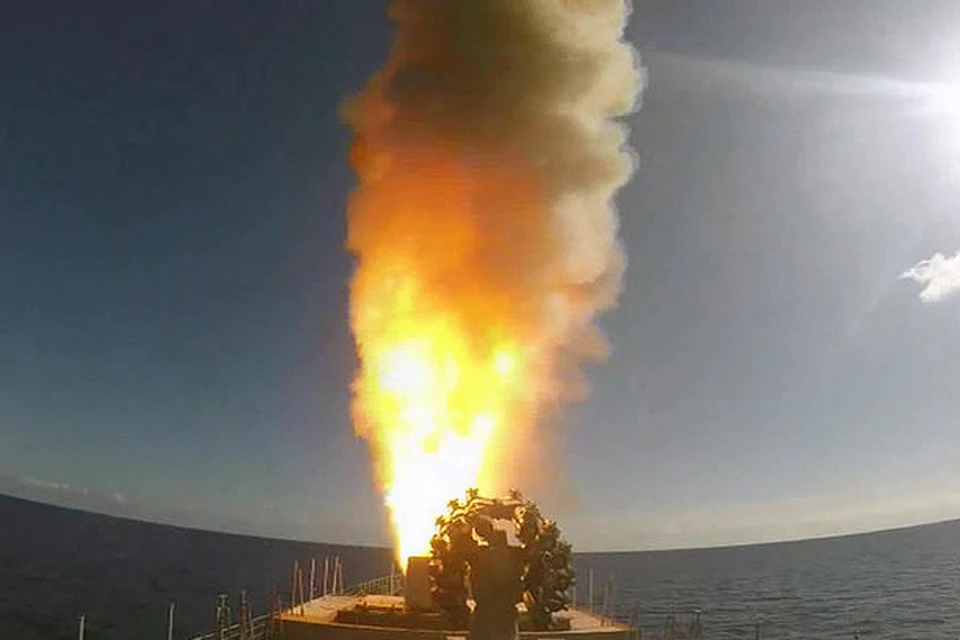 Запуск крылатых ракет "Калибр" с борта фрегата "Адмирал Григорович".