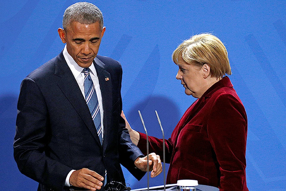 Ангела Меркель пытается подбодрить Барака Обаму после пресс-конференции.