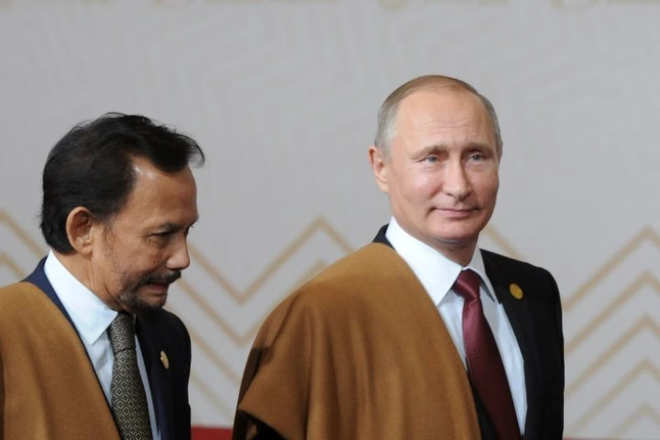 Президент РФ Владимир Путин и султан Брунея Хассанал Болкиах на саммите АТЭС