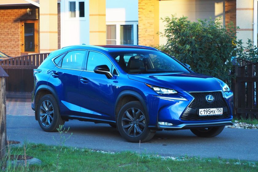 Версия F SPORT выглядит нарядно, однако и сам по себе NX – машина эффектная безо всякой дополнительной спортивности