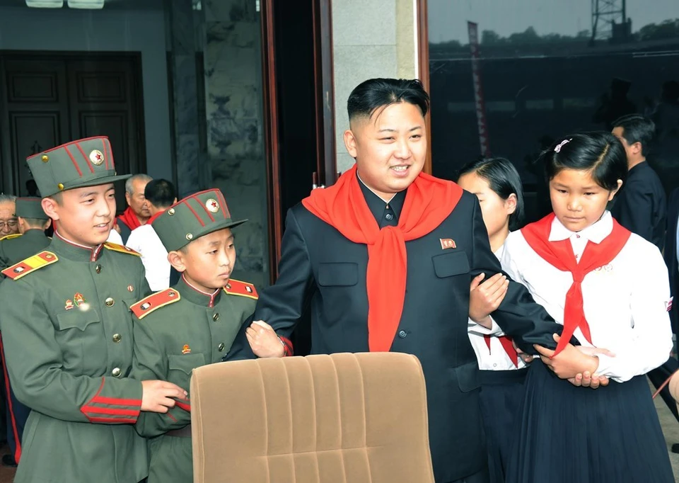 Ким Чен Ын выступает перед 20 000 корейскими пионерами на одном из стадионов Пхеньяна.