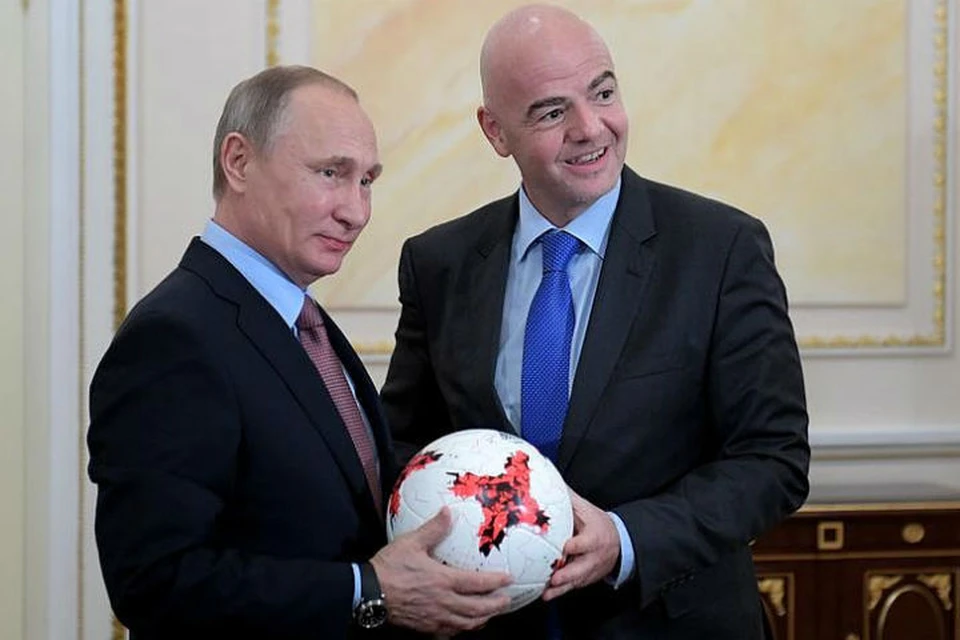 Два президента - России и ФИФА и мяч "Красава" Фото: kremlin.ru