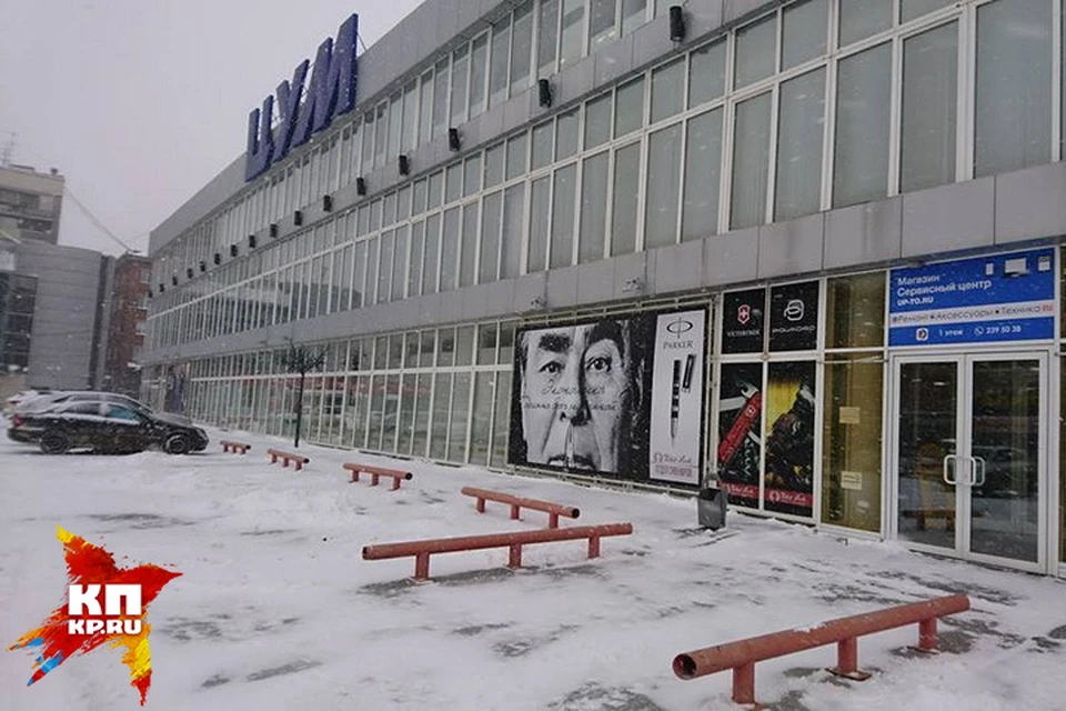 Фотография Леонида Ильича незаконно попала на стену здания. Фото: Алексей КРЕСТЬЯНОВ