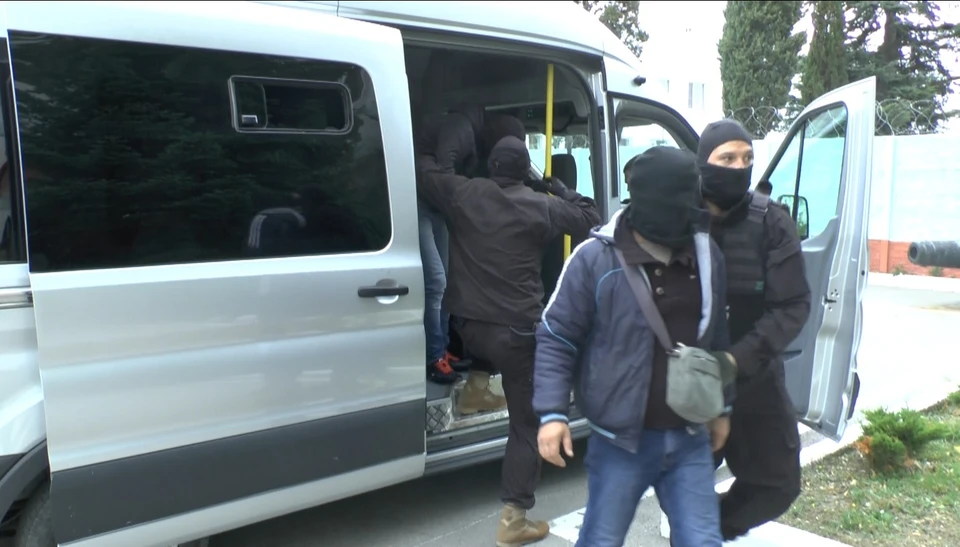 Пограничники задержали трое подозреваемых.