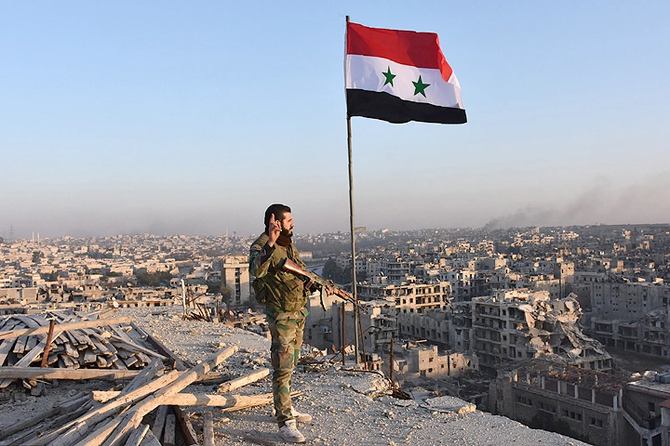 Боец сирийской армии осматривает районы Алеппо, отбитые накануне у боевиков сил оппозиции.