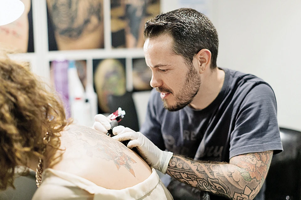 Заражение возможно при нанесении татуировок, если не соблюдены санитарные правила обработки инструментов. Фото: фотобанк Лори