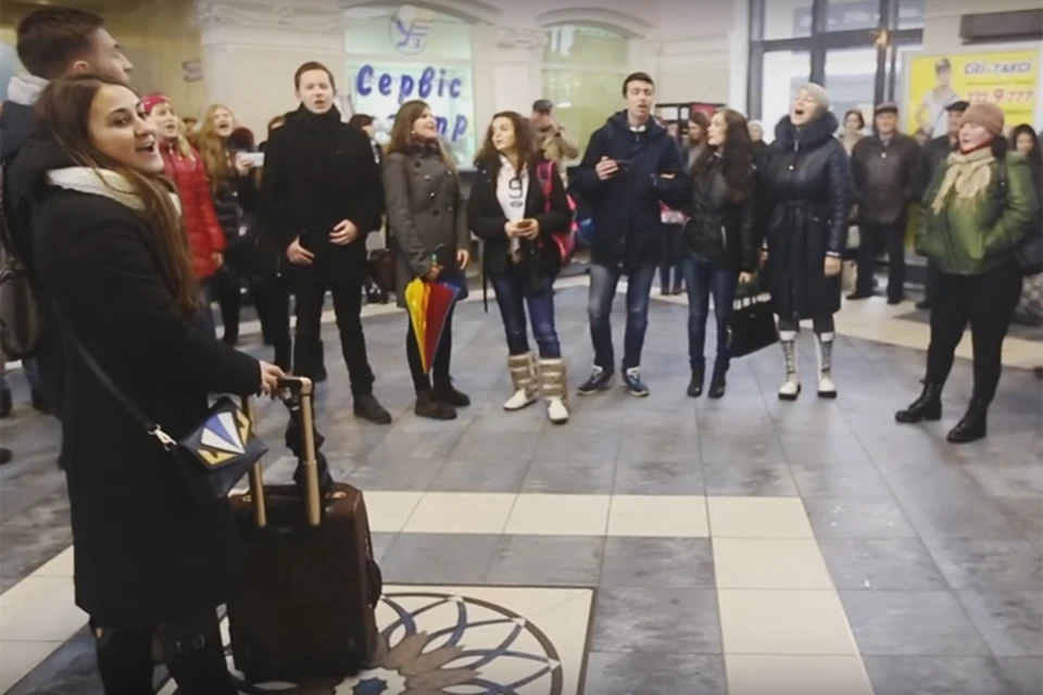 На вокзалах Запорожья, Харькова, Одессы и Днепропетровска молодые люди красивыми голосами спели дорогие русскому сердцу песни