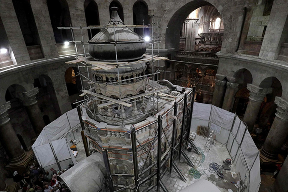 То, что изучают с недавних пор в Иерусалиме это не гробница Христа, это маленькая Кувуклия - часовня, которая была построена в XVI веке францисканцами