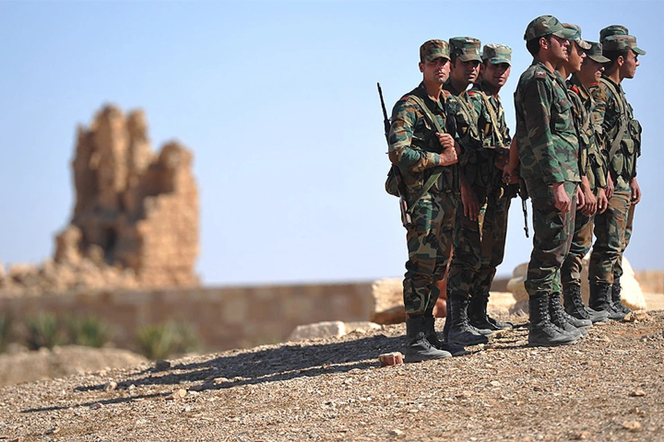 Военнослужащие сирийской армии на окраинах Пальмиры в мае 2016 года.