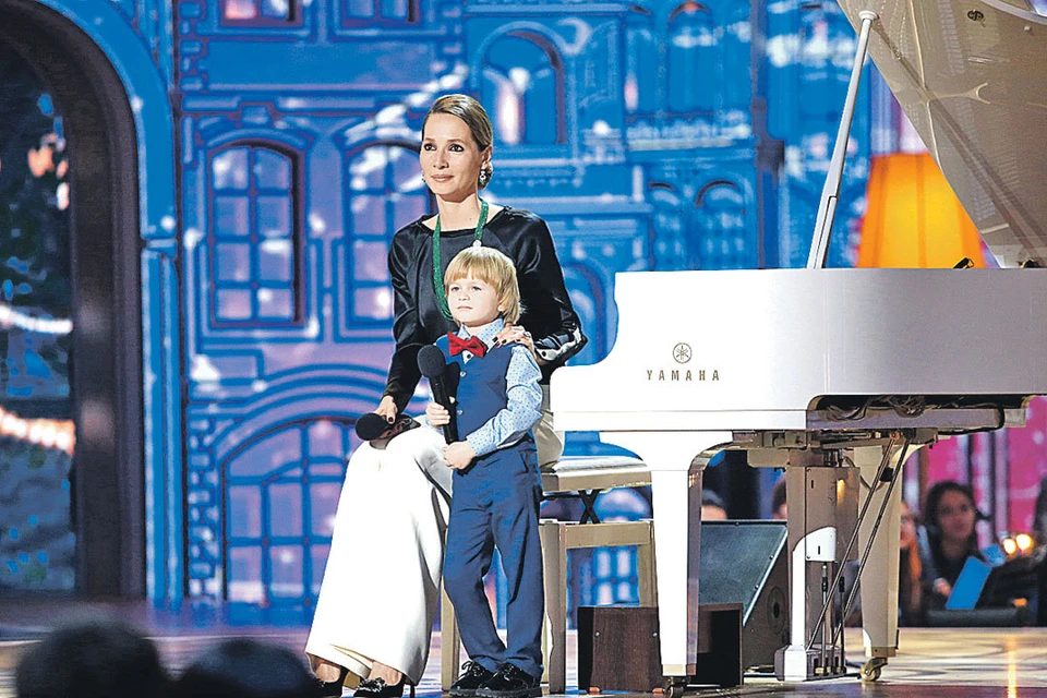 Дарья с Елисеем, который в свои 5 лет играет Баха и даже сочиняет сам. Фото: Канал «Россия»