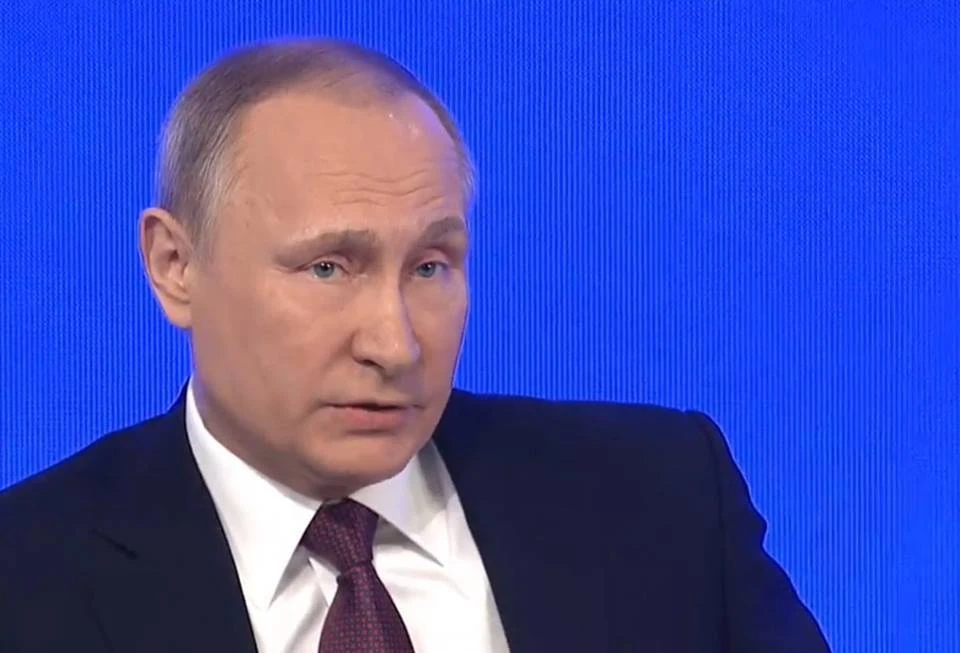 Владимир Путин во время прямого эфира