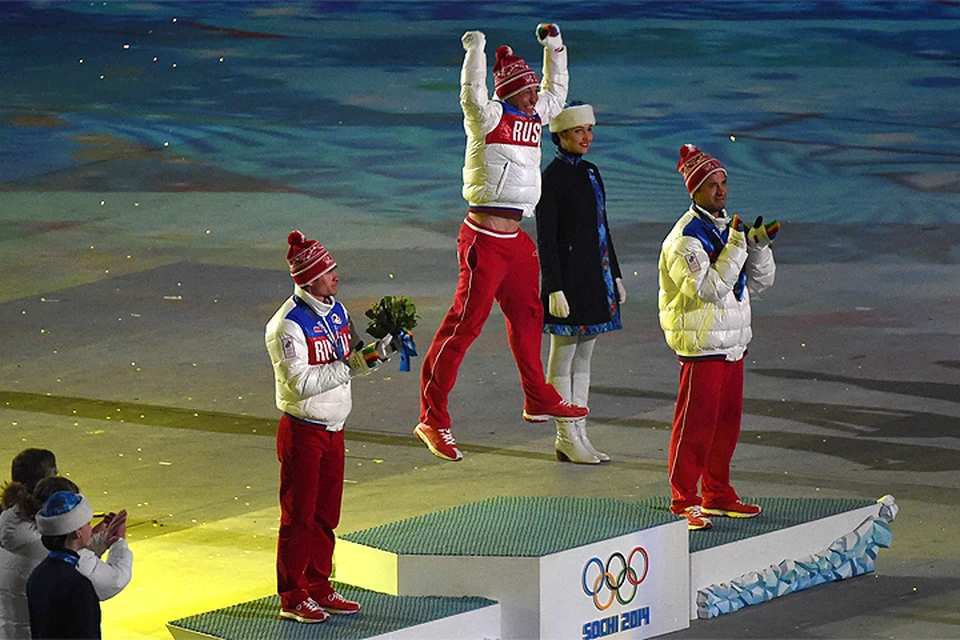 2014 год. Александр Легков прыгает на верхней ступеньке пьедестала олимпийского Сочи.