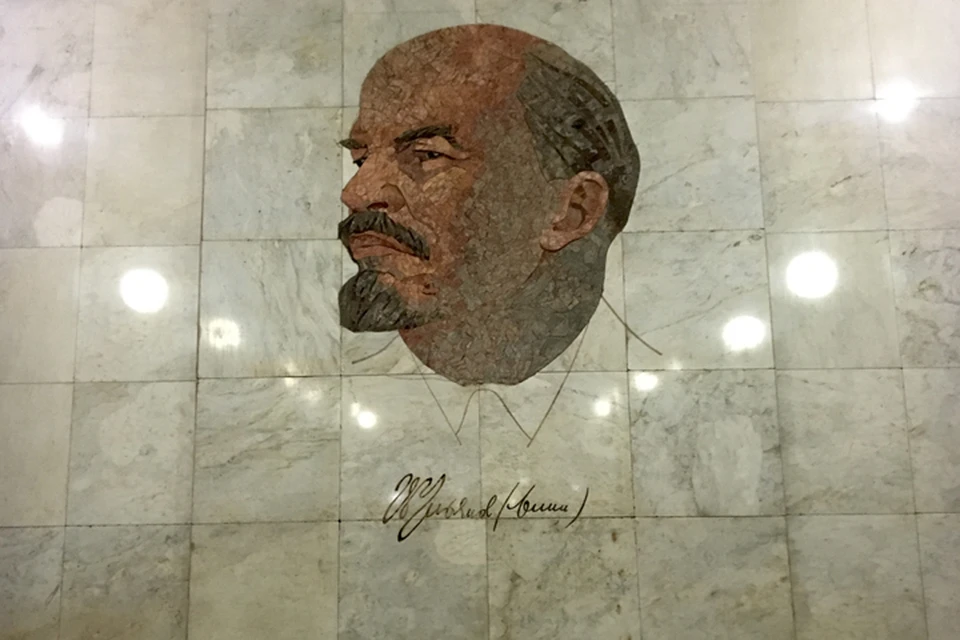 На станции «Библиотека имени Ленина» наш спецкор проверила портрет Ильича: не замироточил ли?