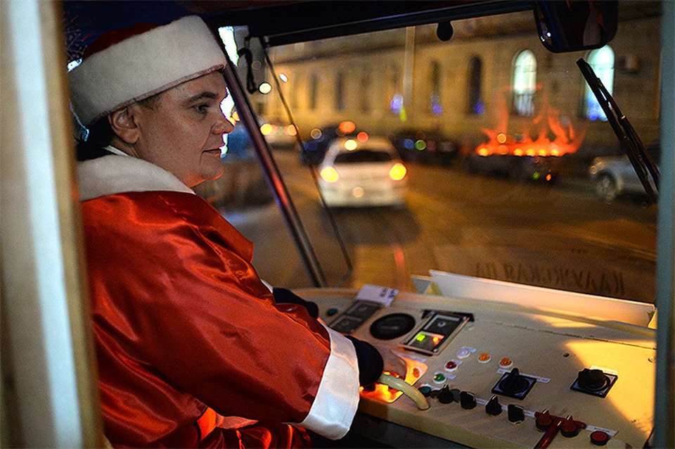 Кондуктор новогоднего трамвая на улицах Москвы.